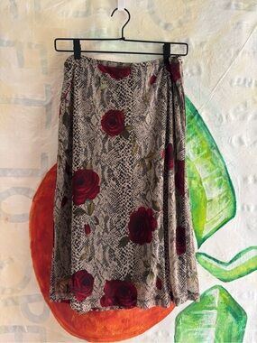 90s Express Beige Snake-Print Midi Skirt with Red Rose Motif